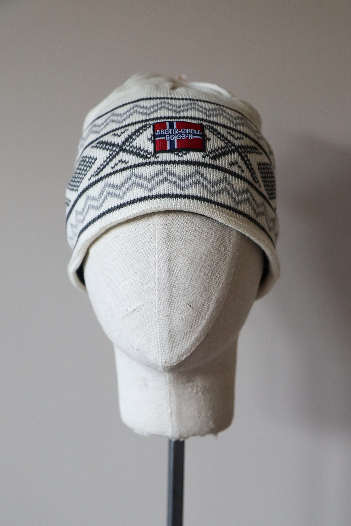 Magnet hat