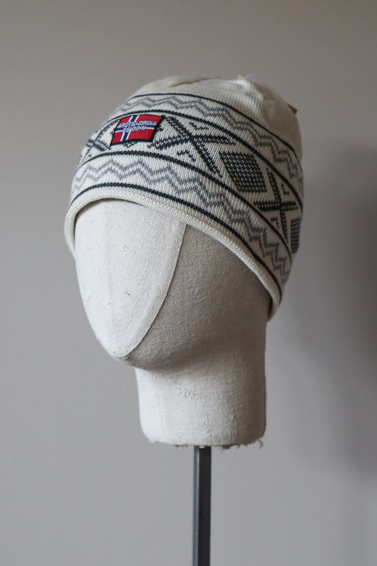 Magnet hat